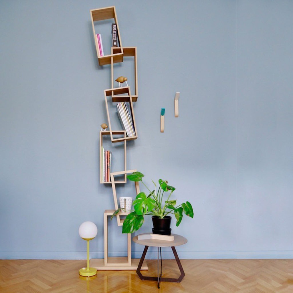 bibliothèque kao rectangle bois équilibre salon mur bleu gris parquet chevron plante monstera