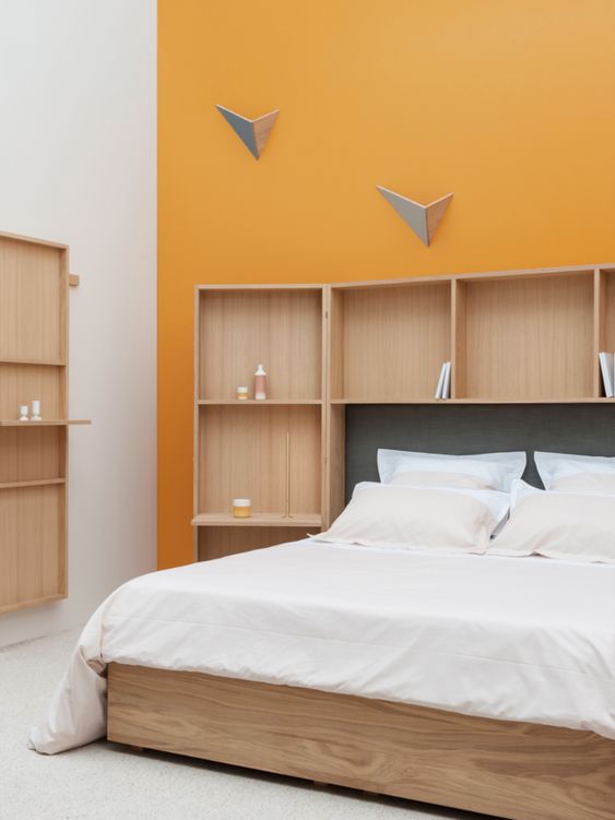 tête de lit sur-mesure en bois massif niches de rangement intégrées décoration de chambre cocooning wabisabi